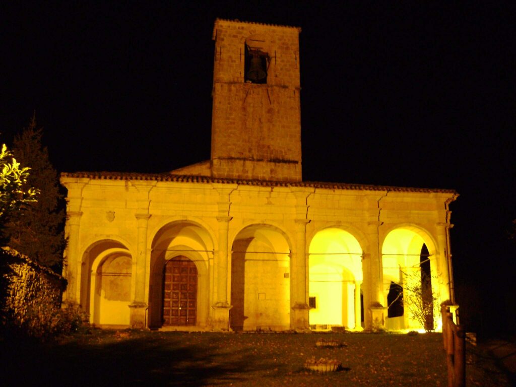 Ancarano di Norcia - Chiesa Madonna Bianca in notturna - foto Marco Barcarotti