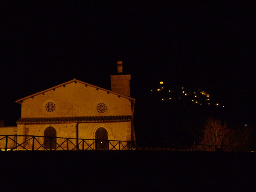 Campi di Norcia - Chiesa di San Salvatore in nottura - foto Marco Barcarotti