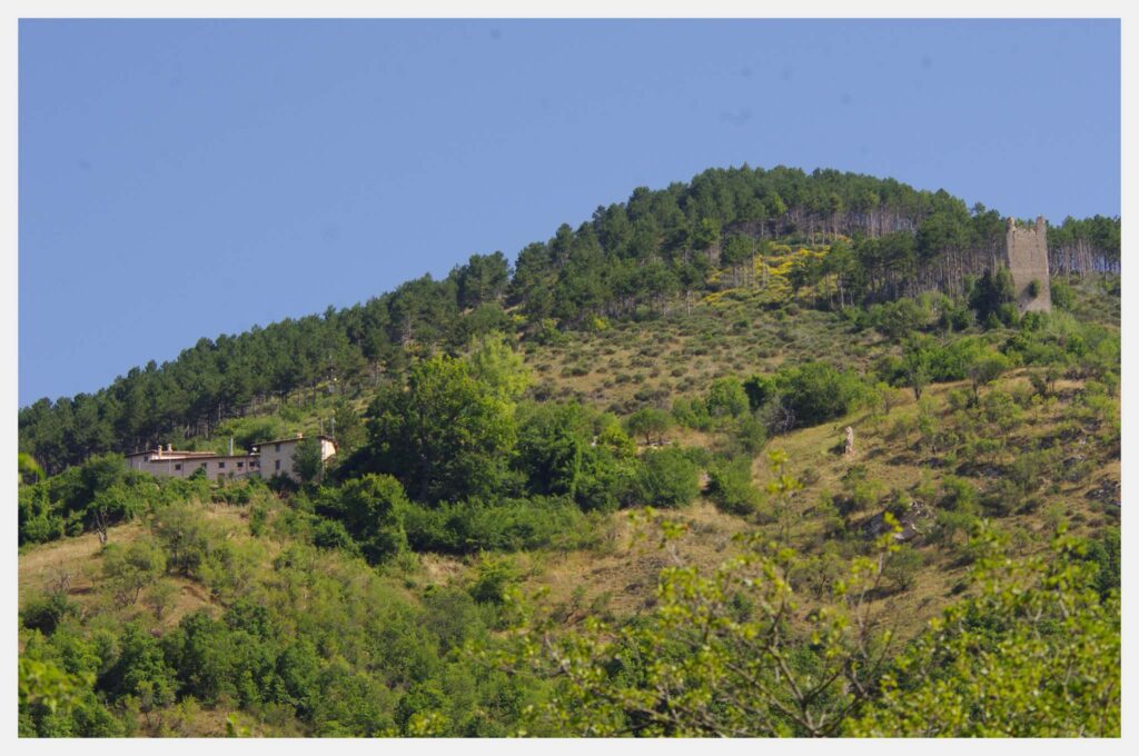 Collescille di Preci - Paese e torre - foto Marco Barcarotti