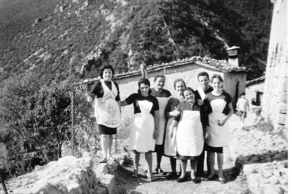 Foto storica - Cuoche pranzi di matrimonio a Campi Alto di Norcia