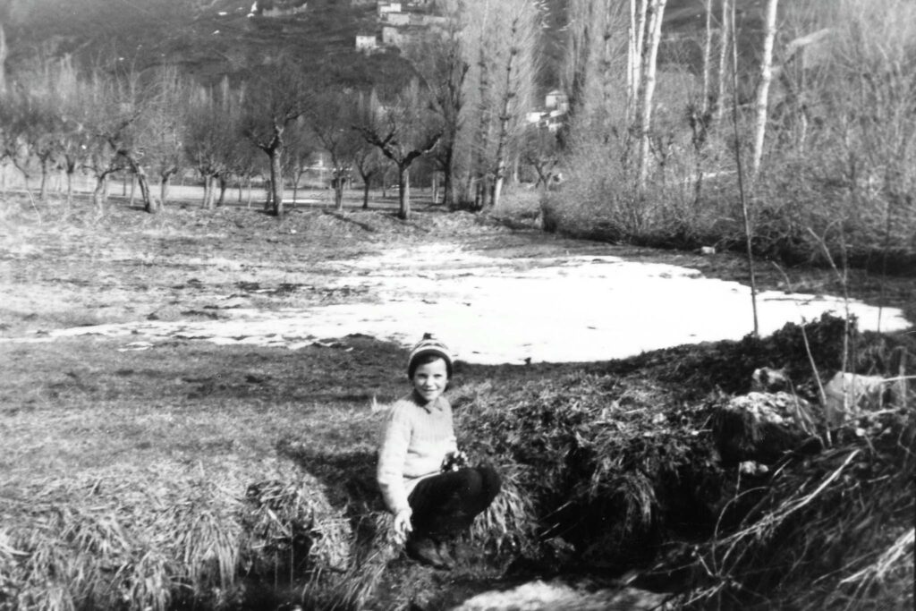 Foto storica - ragazza sulla riva del fiume Campiano - foto Marco Barcarotti