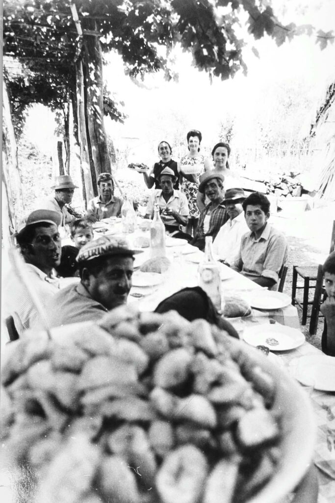 Foto storica - vita di campagna pranzo della trebbiatura